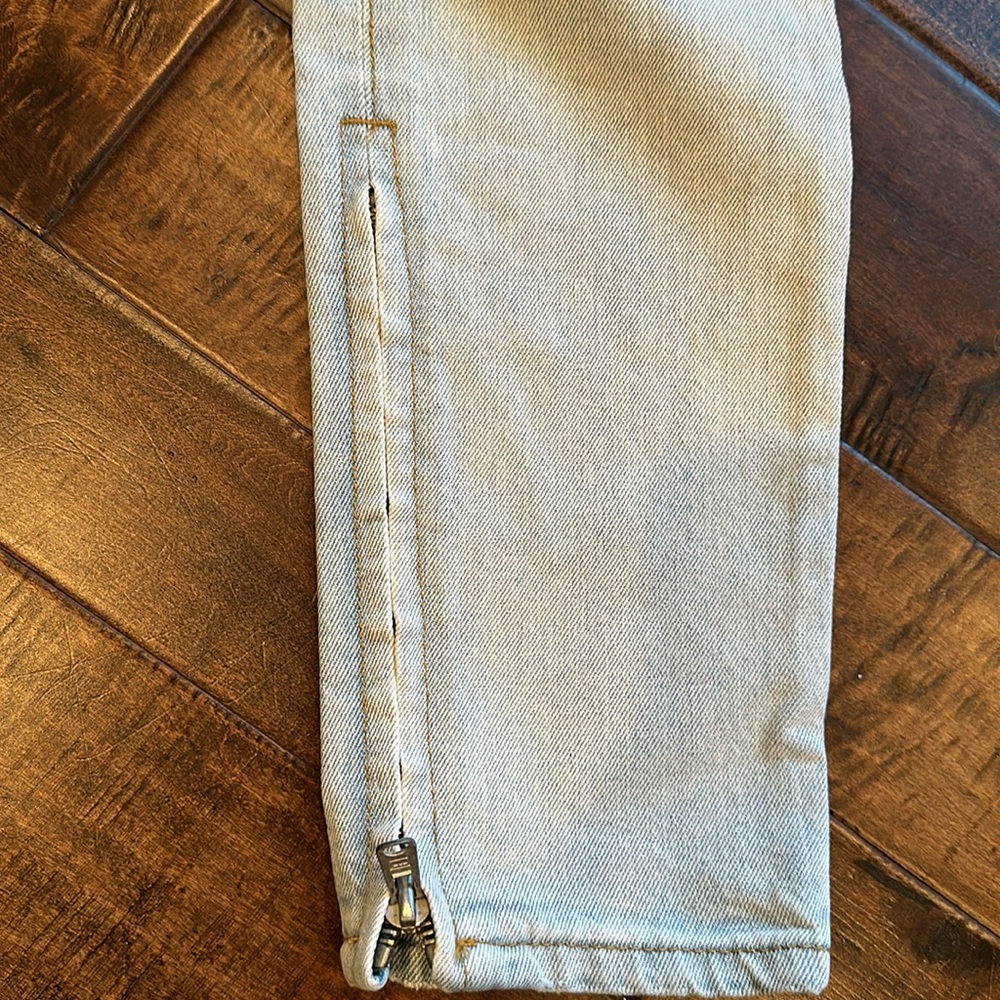 NWOT 31 x 34 light wash jeans with holes in the knees by mnml - Picture 2 of 6